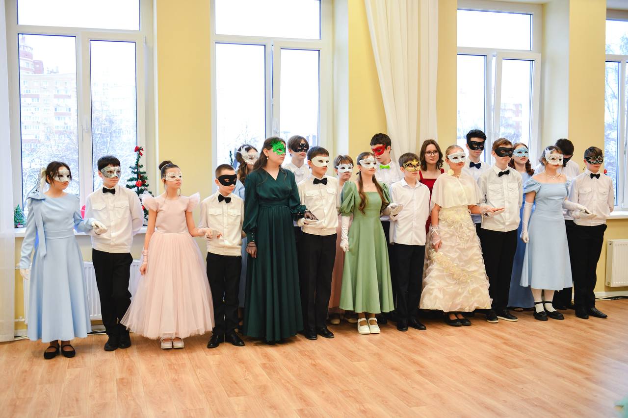 В Химках провели новогодний кадетский бал-маскарад В Химках провели новогодний кадетский бал-маскарад