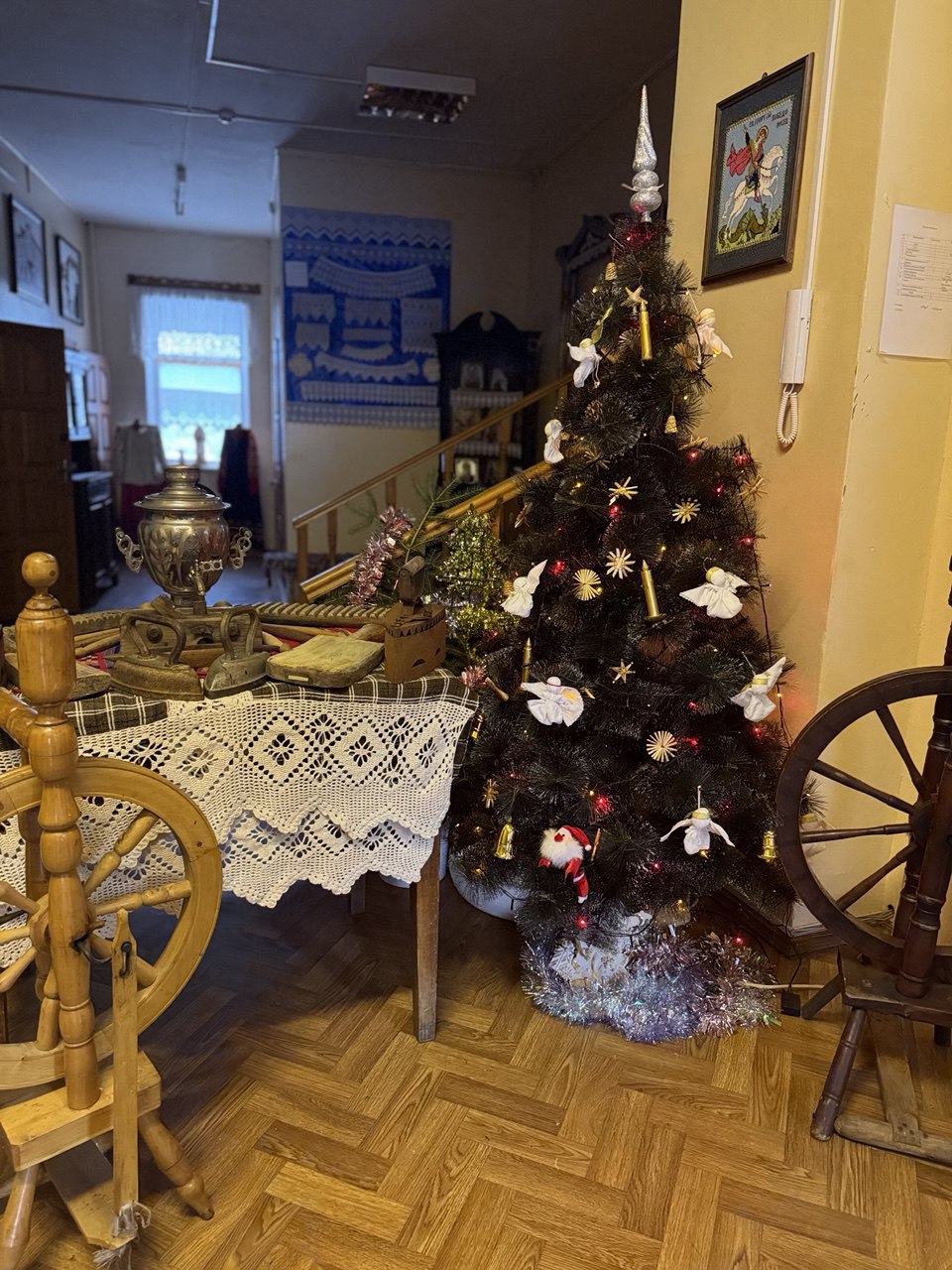 Дорогие друзья!. Коллектив музея от всей души поздравляет вас в наступающим Новым годом!