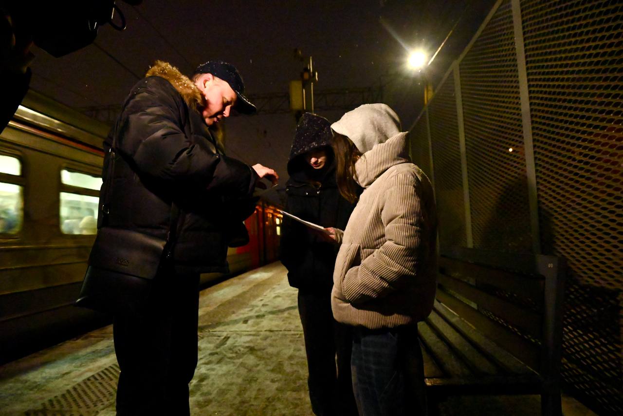 В преддверии новогодних праздников на железнодорожной станции «Расторгуево», которая является одной из самых загруженных по пассажиропотоку в Ленинском округе, прошел областной профилактический рейд «Сохрани себе жизнь»