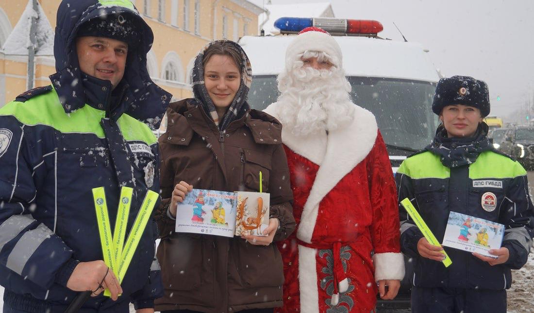 Сотрудники Госавтоинспекции в Сергиевом Посаде приняли участие в акции «Полицейский Дед Мороз» Сотрудники Госавтоинспекции в Сергиевом Посаде приняли участие в акции «Полицейский Дед Мороз»
