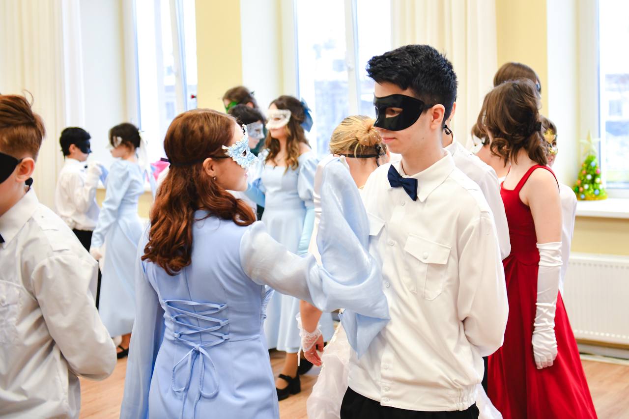 В Химках провели новогодний кадетский бал-маскарад В Химках провели новогодний кадетский бал-маскарад