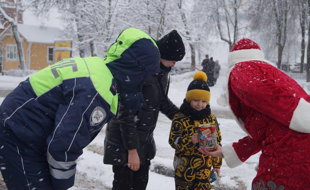 Сотрудники Госавтоинспекции в Сергиевом Посаде приняли участие в акции «Полицейский Дед Мороз» Сотрудники Госавтоинспекции в Сергиевом Посаде приняли участие в акции «Полицейский Дед Мороз»