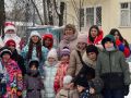 В преддверии новогодних праздников активисты общественного движения «Волонтеры Подмосковья» Жуковского и члены Общественной палаты города провели праздничное мероприятие для жителей одного из дворов на улице Мясищева