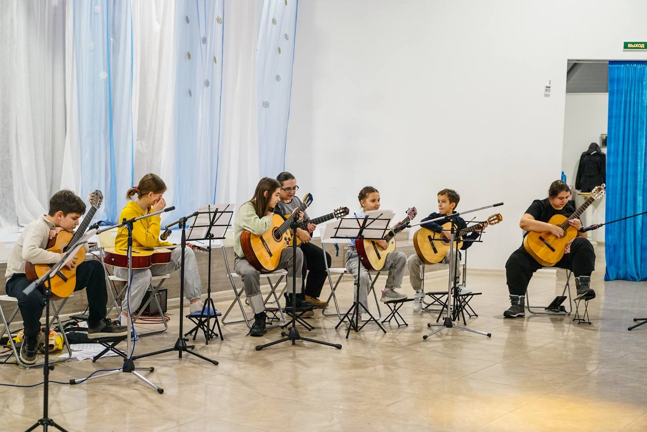 В преддверии чудес и волшебства: для маленьких химчан провели новогодний праздник В преддверии чудес и волшебства: для маленьких химчан провели новогодний праздник