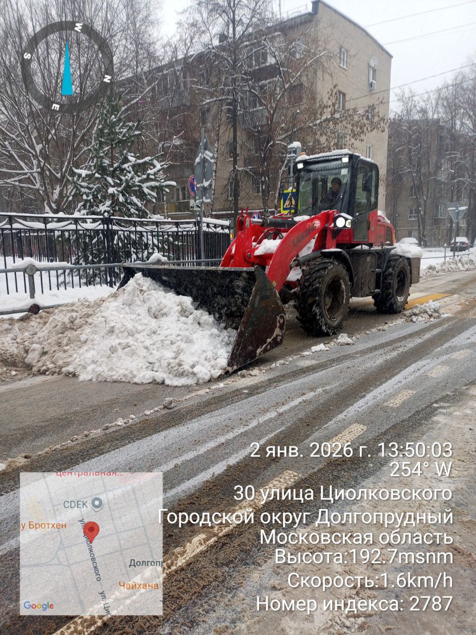 Новогодний Долгопрудный: жители отдыхают, службы чистят город от снега