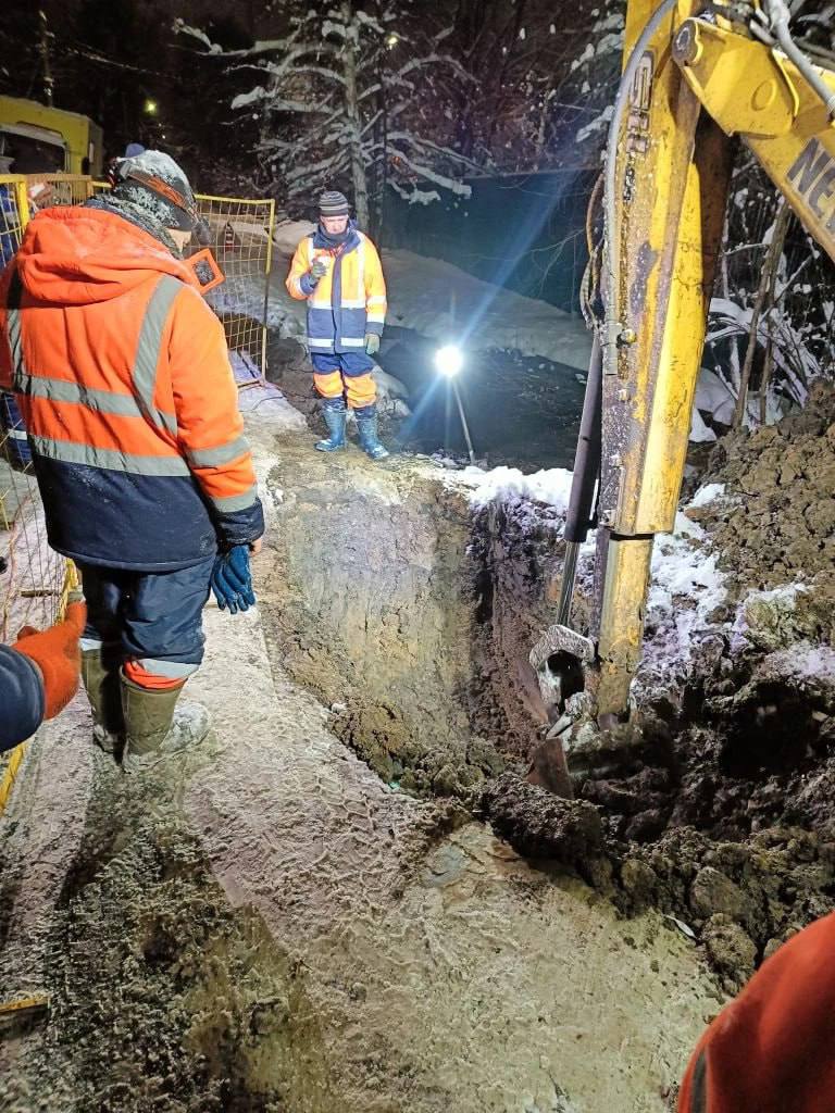 Аварийная бригада Водоканала ведет работы по восстановлению ХВС в микрорайоне Опалиха, на улицах Папанина, Чкалова, Садовой, Есенина Аварийная бригада Водоканала ведет работы по восстановлению ХВС в микрорайоне Опалиха, на улицах Папанина, Чкалова, Садовой, Есенина