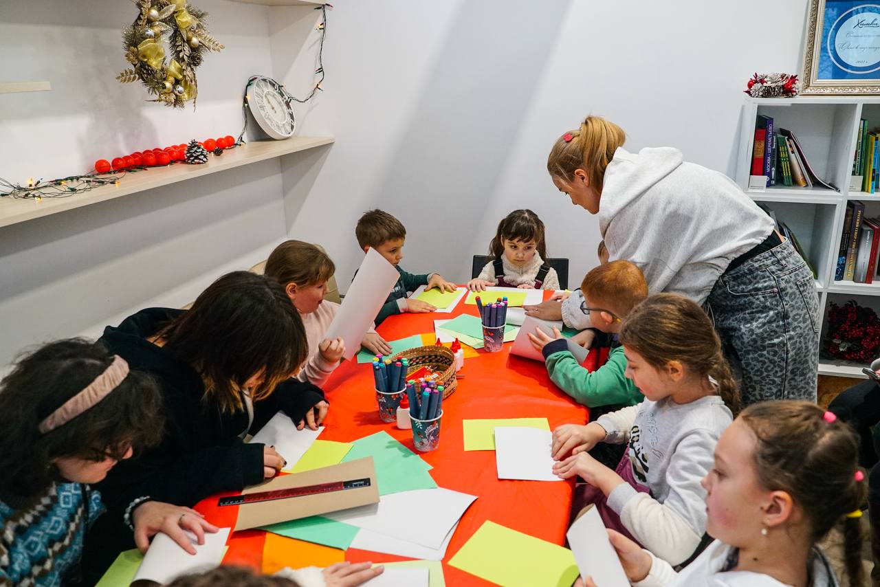 В преддверии чудес и волшебства: для маленьких химчан провели новогодний праздник В преддверии чудес и волшебства: для маленьких химчан провели новогодний праздник