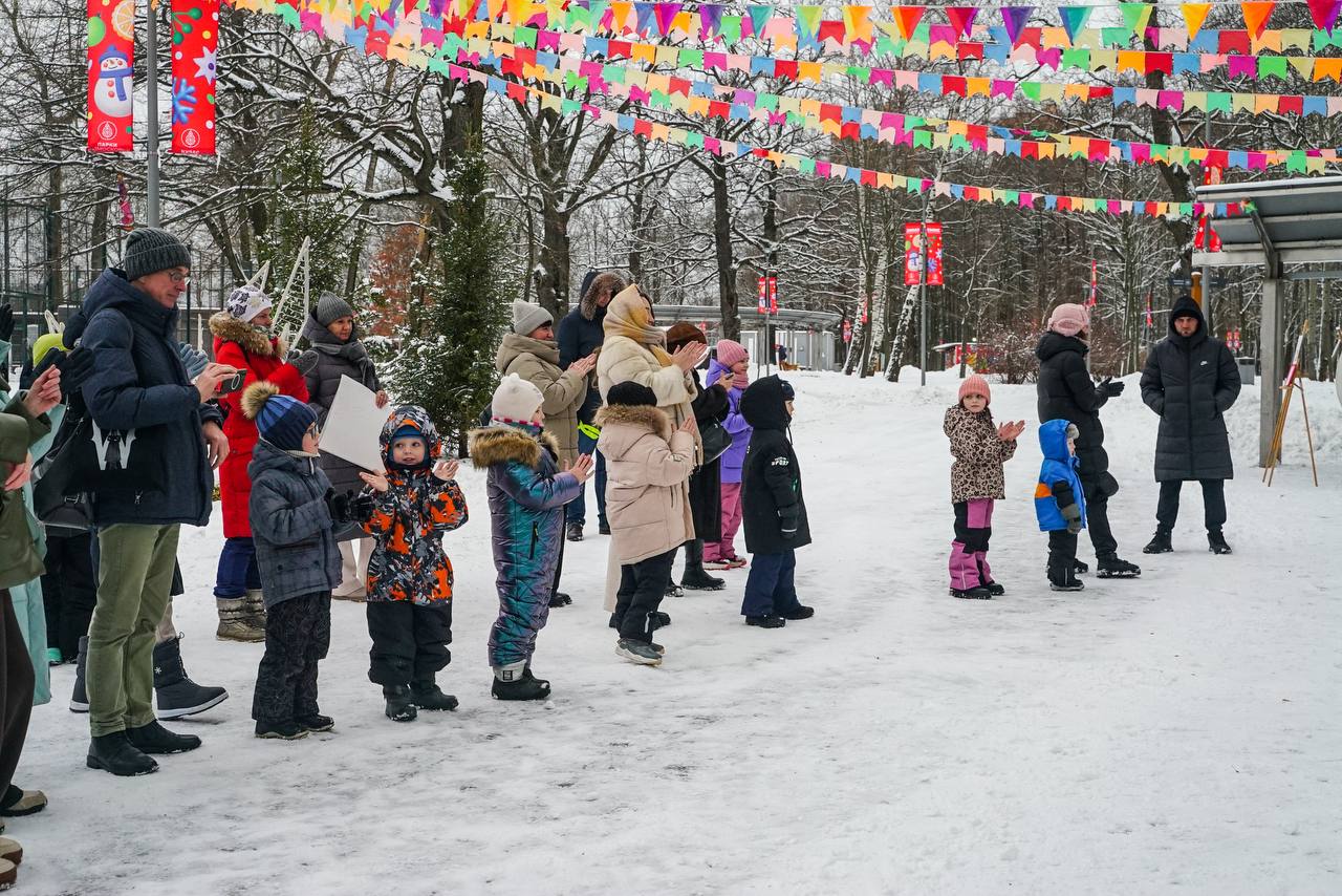 В преддверии чудес и волшебства: для маленьких химчан провели новогодний праздник В преддверии чудес и волшебства: для маленьких химчан провели новогодний праздник