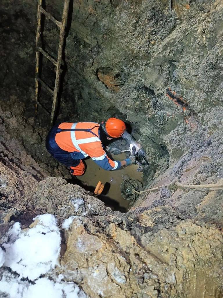 Аварийная бригада Водоканала ведет работы по восстановлению ХВС в микрорайоне Опалиха, на улицах Папанина, Чкалова, Садовой, Есенина