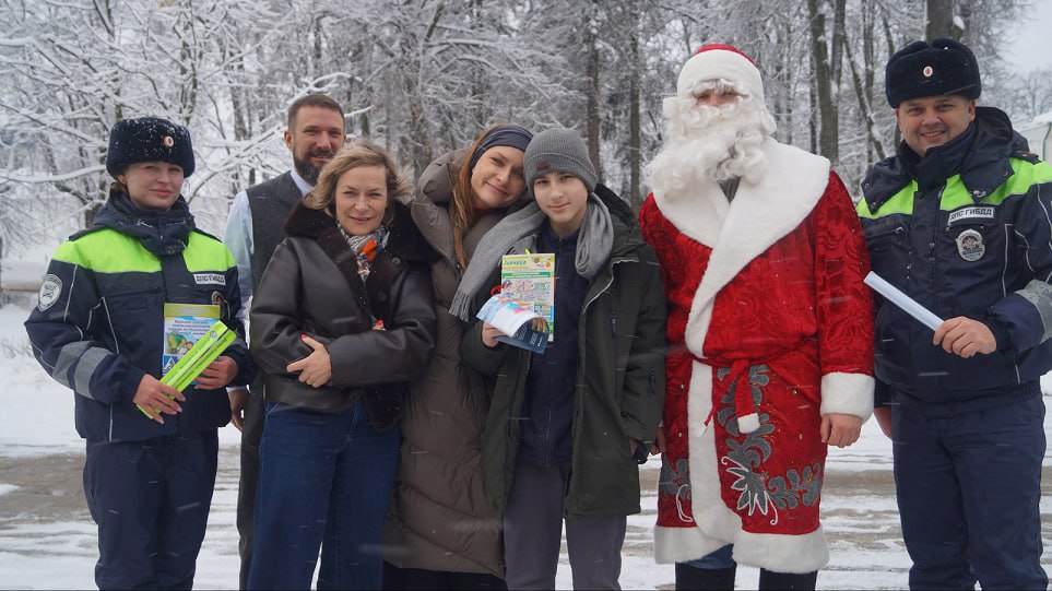 Сотрудники Госавтоинспекции УМВД России по Сергиево-Посадскому г.о. в рамках акции «Полицейский Дед Мороз» поздравили водителей с детьми с Новым годом, напомнив о важности соблюдения Правил дорожного движения