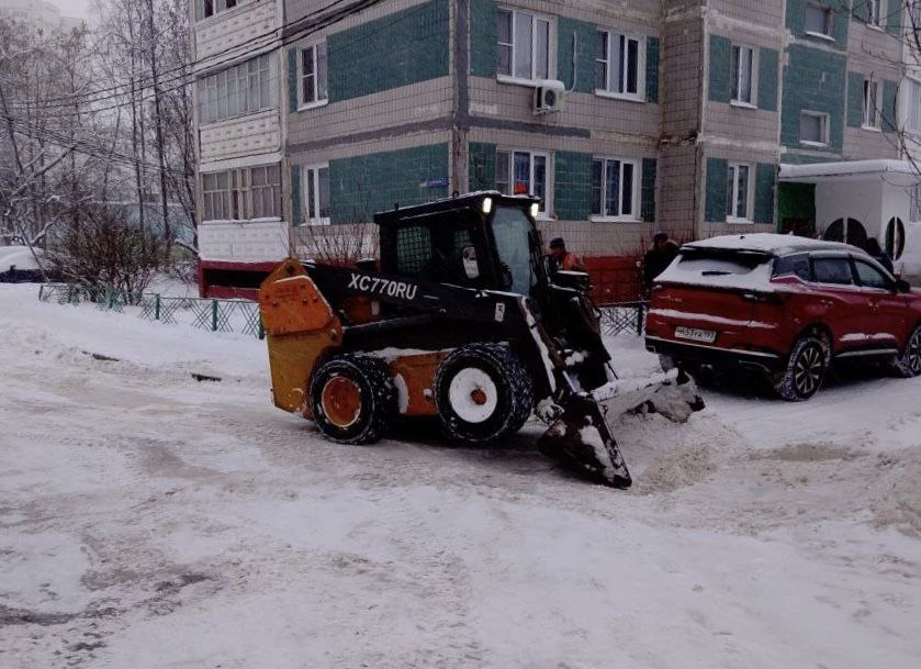 Коммунальщики Химок расчищают дворы и городские пространства от снега