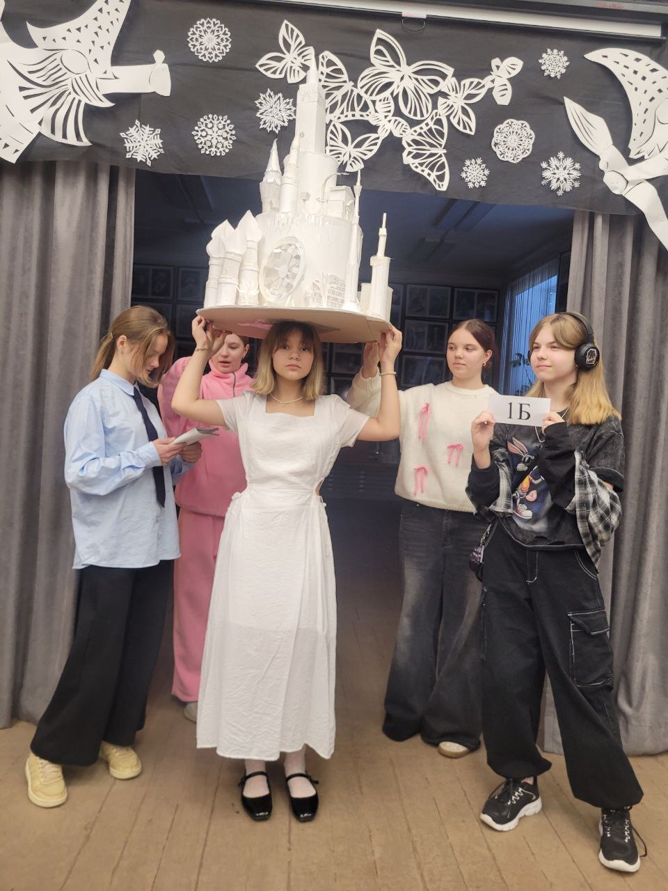 Не можем не поделиться с вами кадрами невероятной бумажной красоты, которую создали воспитанники Пушкинской детской художественной школы Не можем не поделиться с вами кадрами невероятной бумажной красоты, которую создали воспитанники Пушкинской детской художественной школы