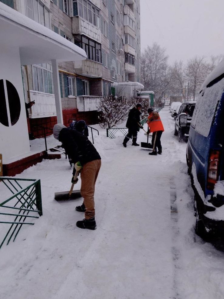 Коммунальщики Химок расчищают дворы и городские пространства от снега Коммунальщики Химок расчищают дворы и городские пространства от снега
