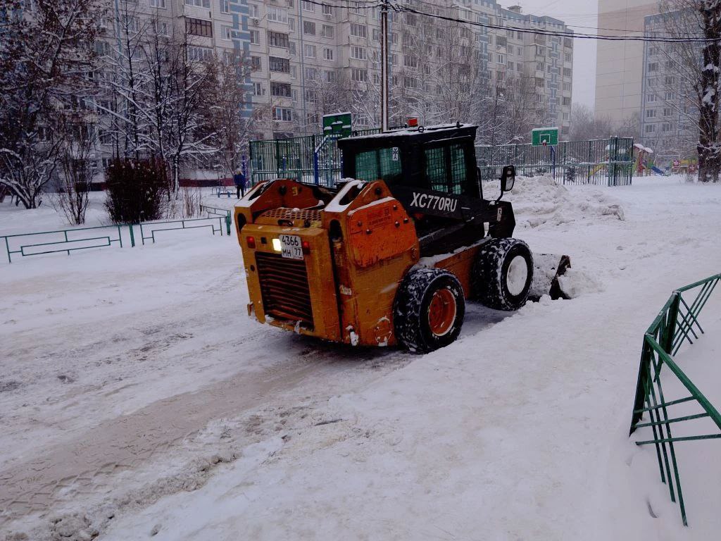 Коммунальщики Химок расчищают дворы и городские пространства от снега Коммунальщики Химок расчищают дворы и городские пространства от снега