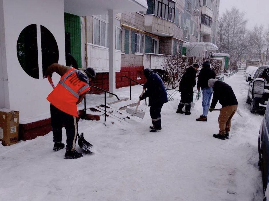 Коммунальщики Химок расчищают дворы и городские пространства от снега Коммунальщики Химок расчищают дворы и городские пространства от снега