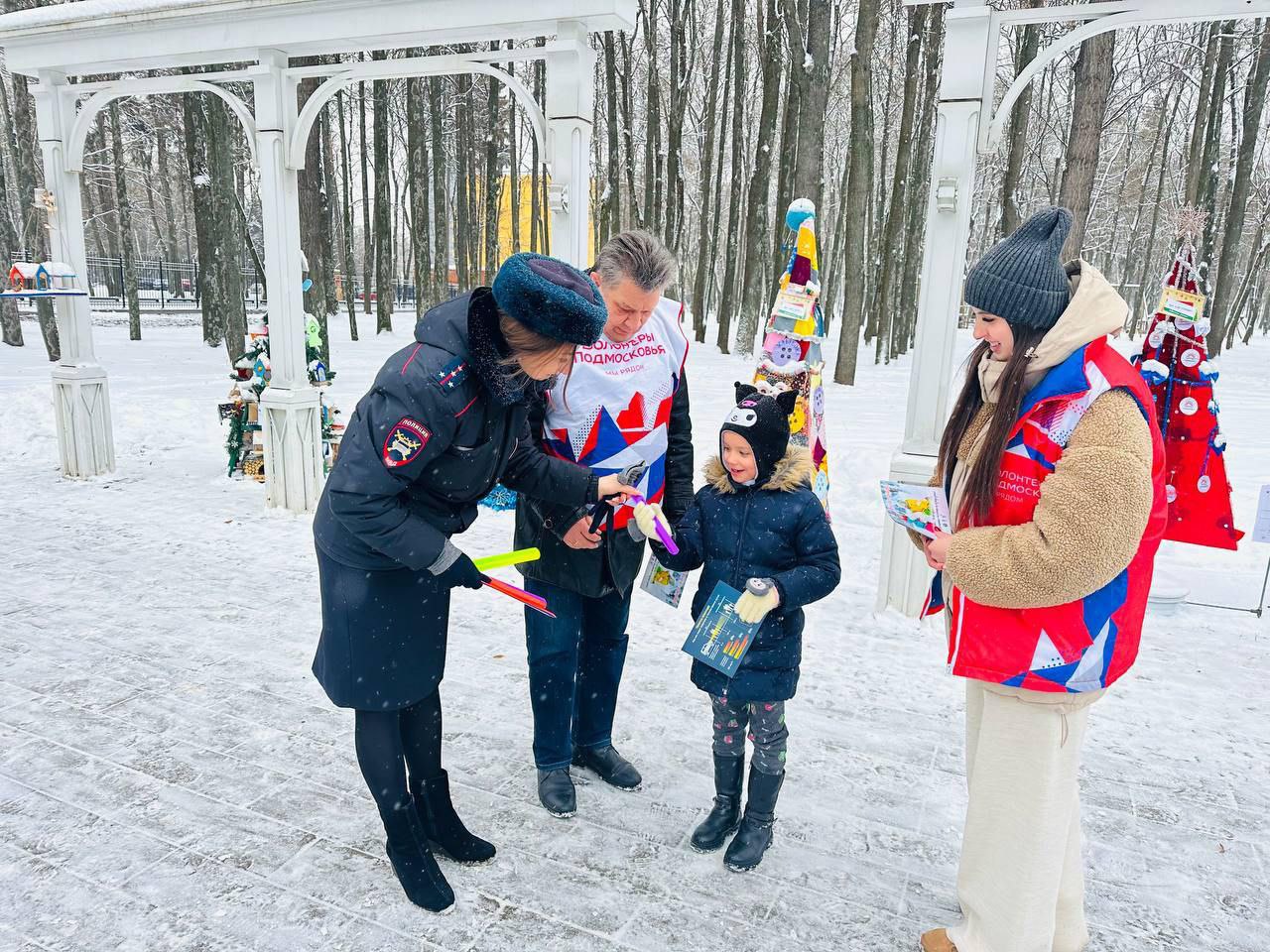 В Воскресенске сотрудники Госавтоинспекции совместно с волонтёрами провели профилактическую акцию «Засветись!» В Воскресенске сотрудники Госавтоинспекции совместно с волонтёрами провели профилактическую акцию «Засветись!»