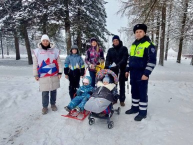 Госавтоинспекция Серпухова и волонтеры напомнили детям о правилах поведения на зимней дороге
