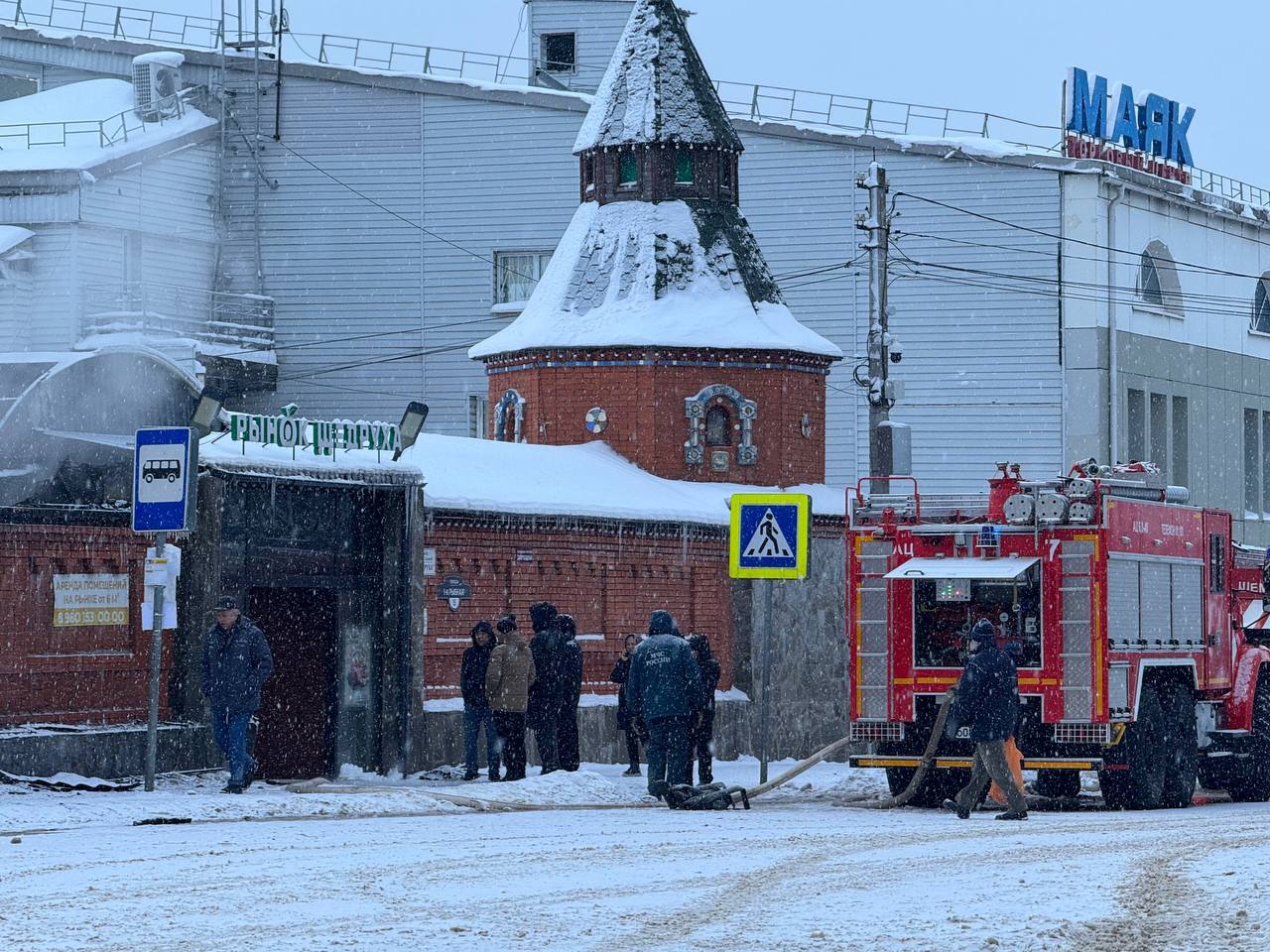 Минувшей ночью на улице 1-я Рыбная произошел пожар на территории рынка «Щедруха» Минувшей ночью на улице 1-я Рыбная произошел пожар на территории рынка «Щедруха»