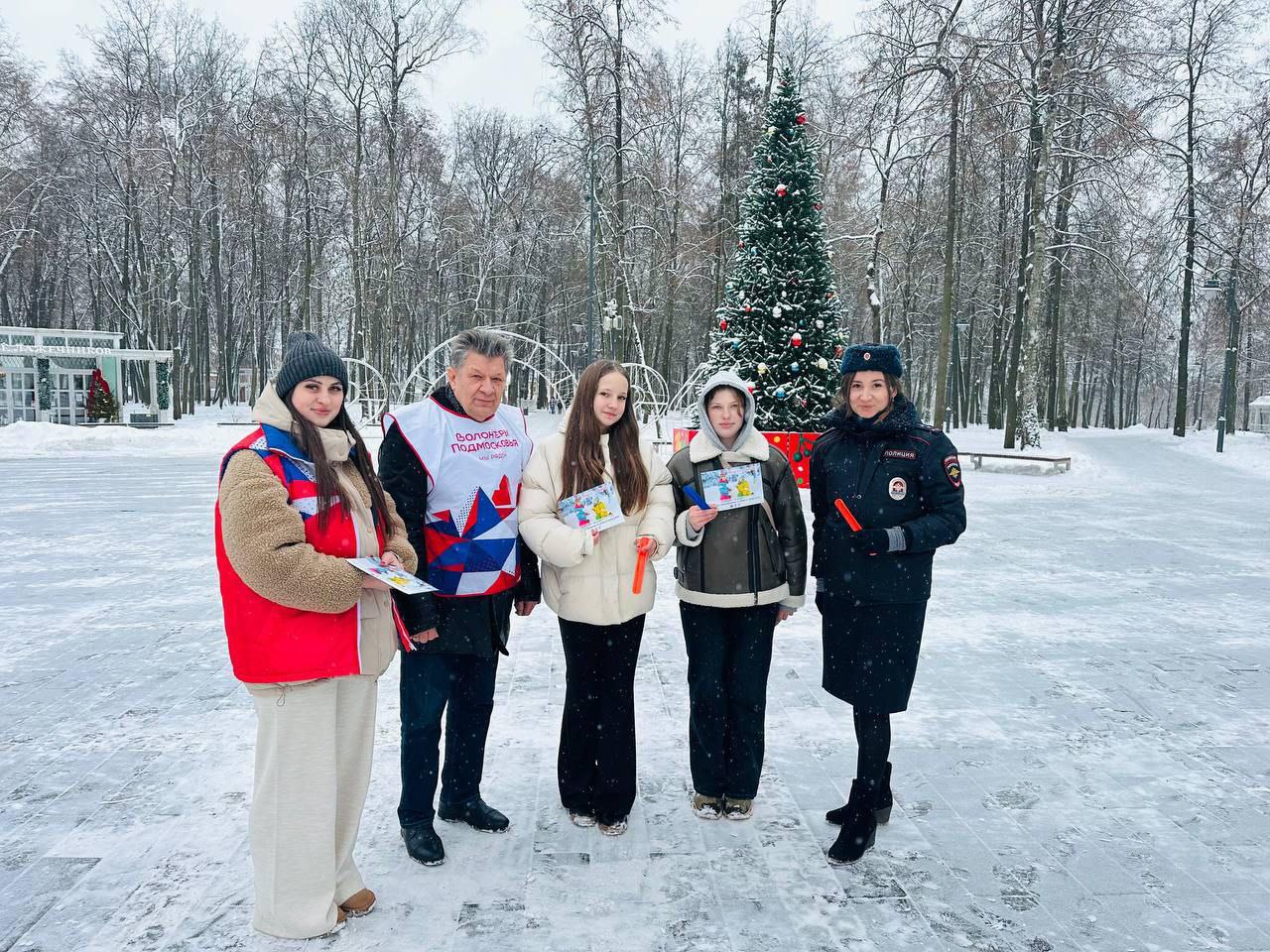 В Воскресенске сотрудники Госавтоинспекции совместно с волонтёрами провели профилактическую акцию «Засветись!»