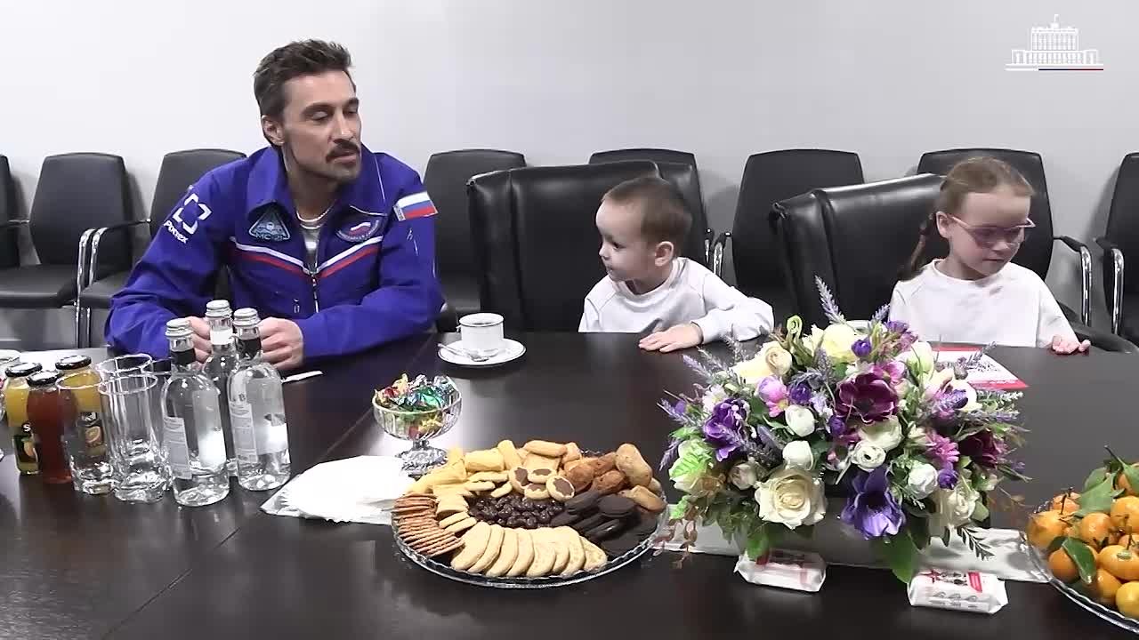 «Елка желаний» исполняет мечты: вице-премьеры и министры вручили подарки юным мечтателям