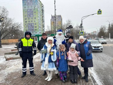 В подмосковном Раменском Госавтоинспекция и «Полицейский Дед Мороз» продолжают напоминать о безопасности