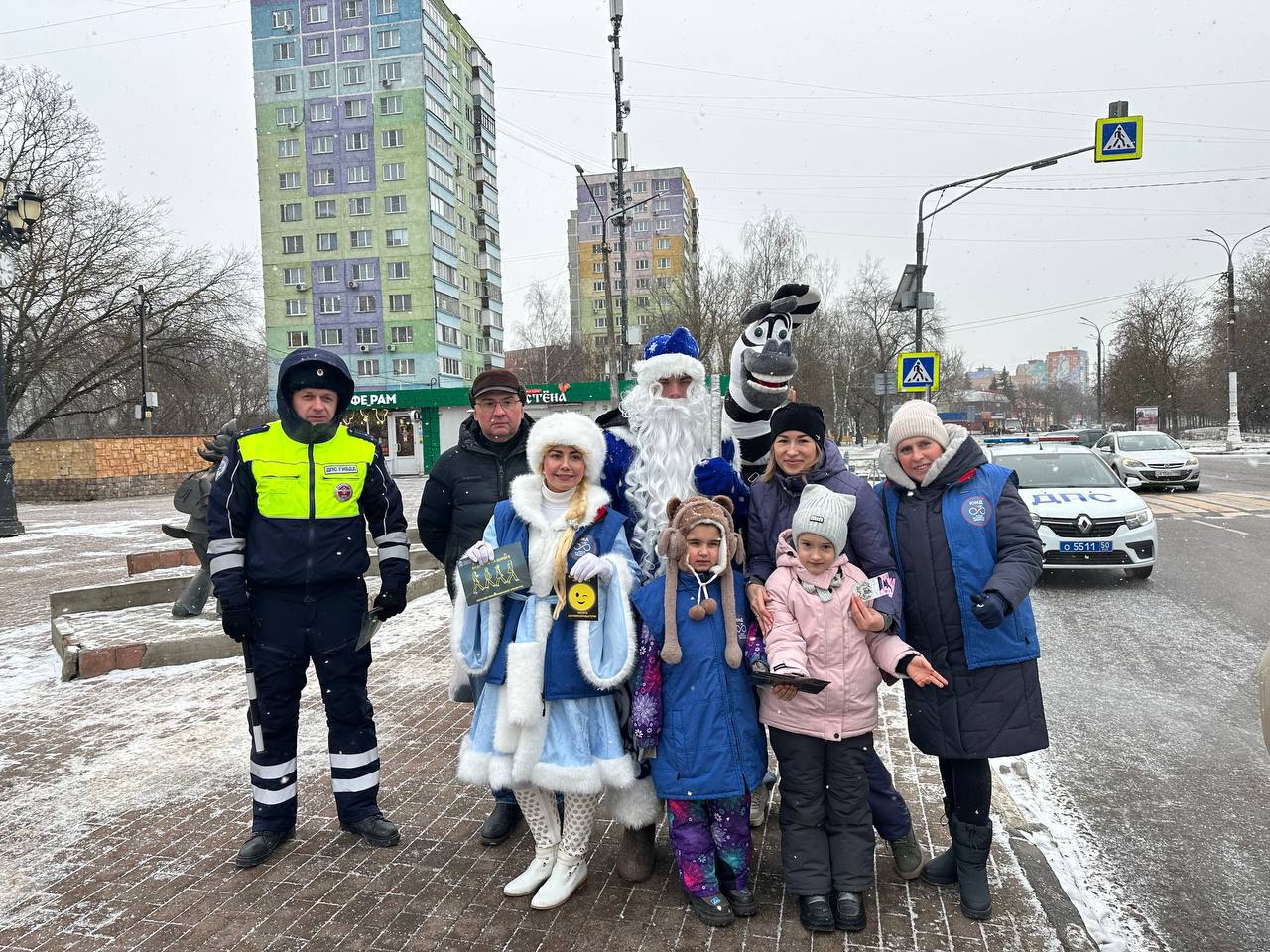 В подмосковном Раменском Госавтоинспекция и «Полицейский Дед Мороз» продолжают напоминать о безопасности