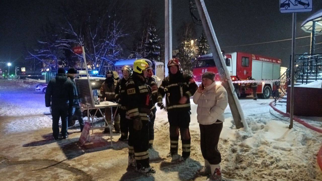 Минувшей ночью на улице 1-я Рыбная произошел пожар на территории рынка «Щедруха» Минувшей ночью на улице 1-я Рыбная произошел пожар на территории рынка «Щедруха»