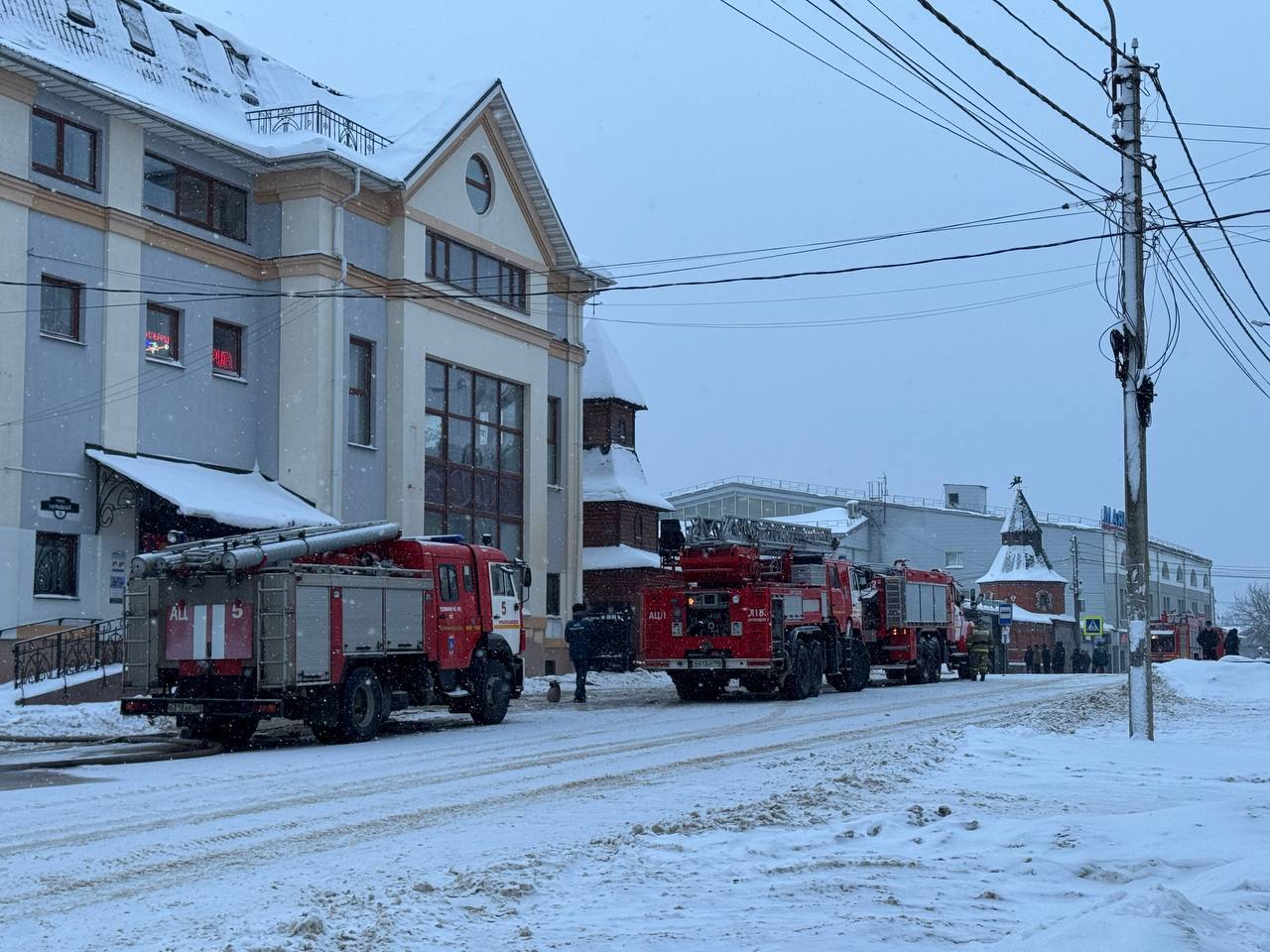 Минувшей ночью на улице 1-я Рыбная произошел пожар на территории рынка «Щедруха» Минувшей ночью на улице 1-я Рыбная произошел пожар на территории рынка «Щедруха»