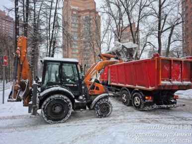 В Химках продолжается уборка снега во дворах и общественных пространствах