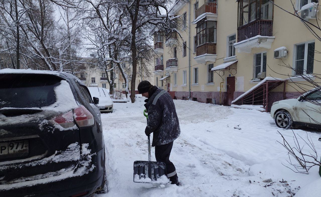 В Химках продолжается уборка снега во дворах и общественных пространствах В Химках продолжается уборка снега во дворах и общественных пространствах