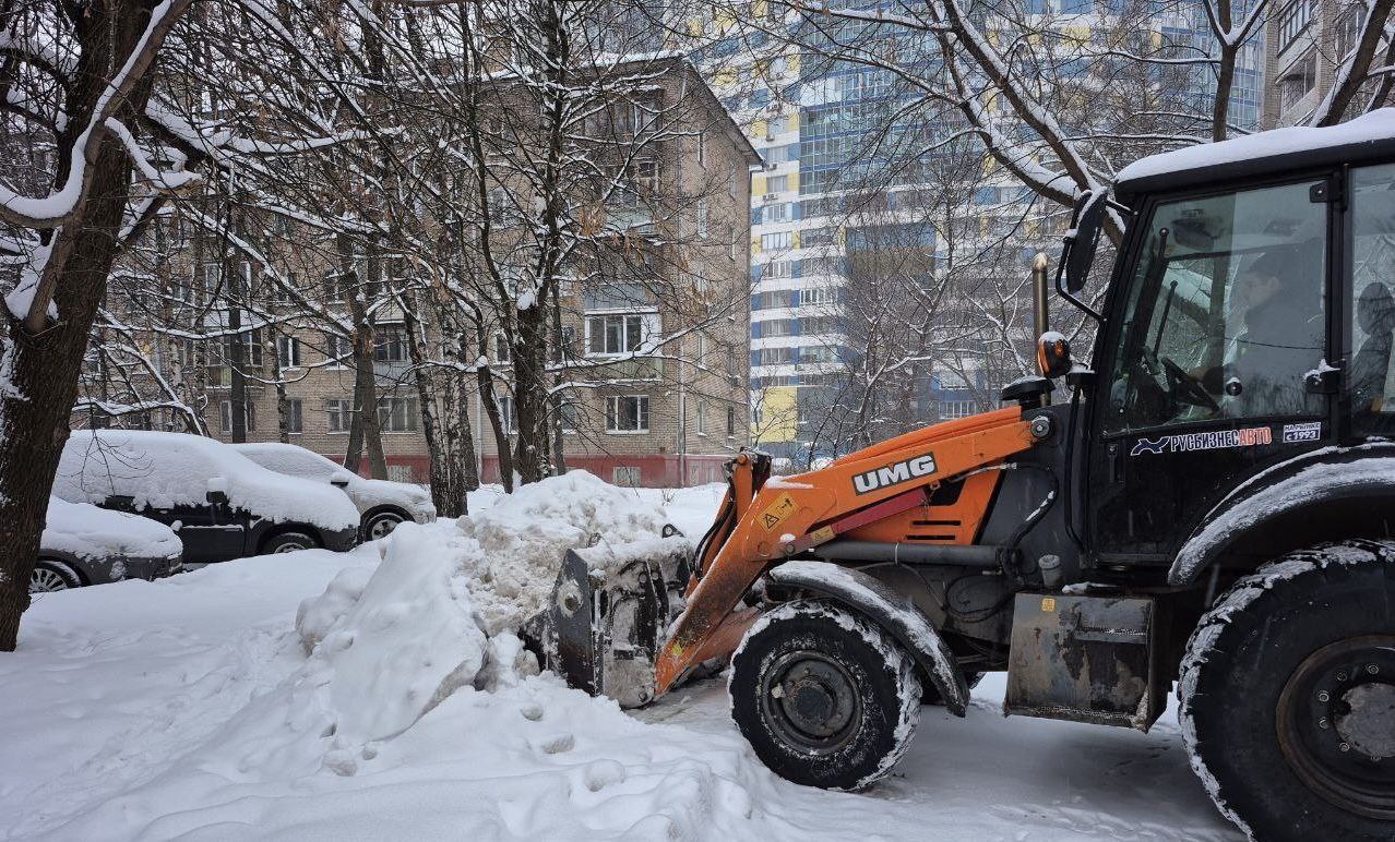 В Химках продолжается уборка снега во дворах и общественных пространствах В Химках продолжается уборка снега во дворах и общественных пространствах