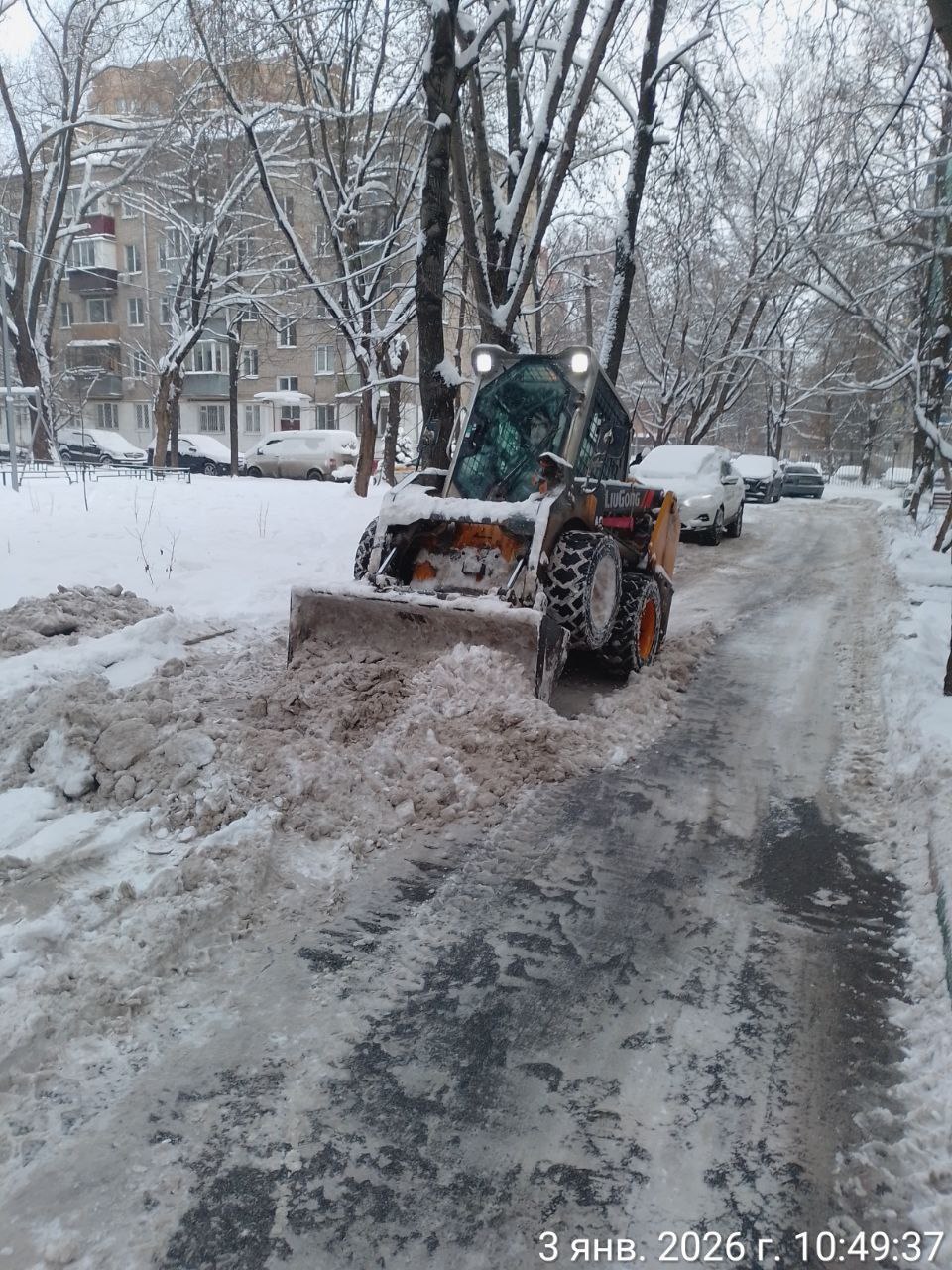 В Химках продолжается уборка снега во дворах и общественных пространствах В Химках продолжается уборка снега во дворах и общественных пространствах