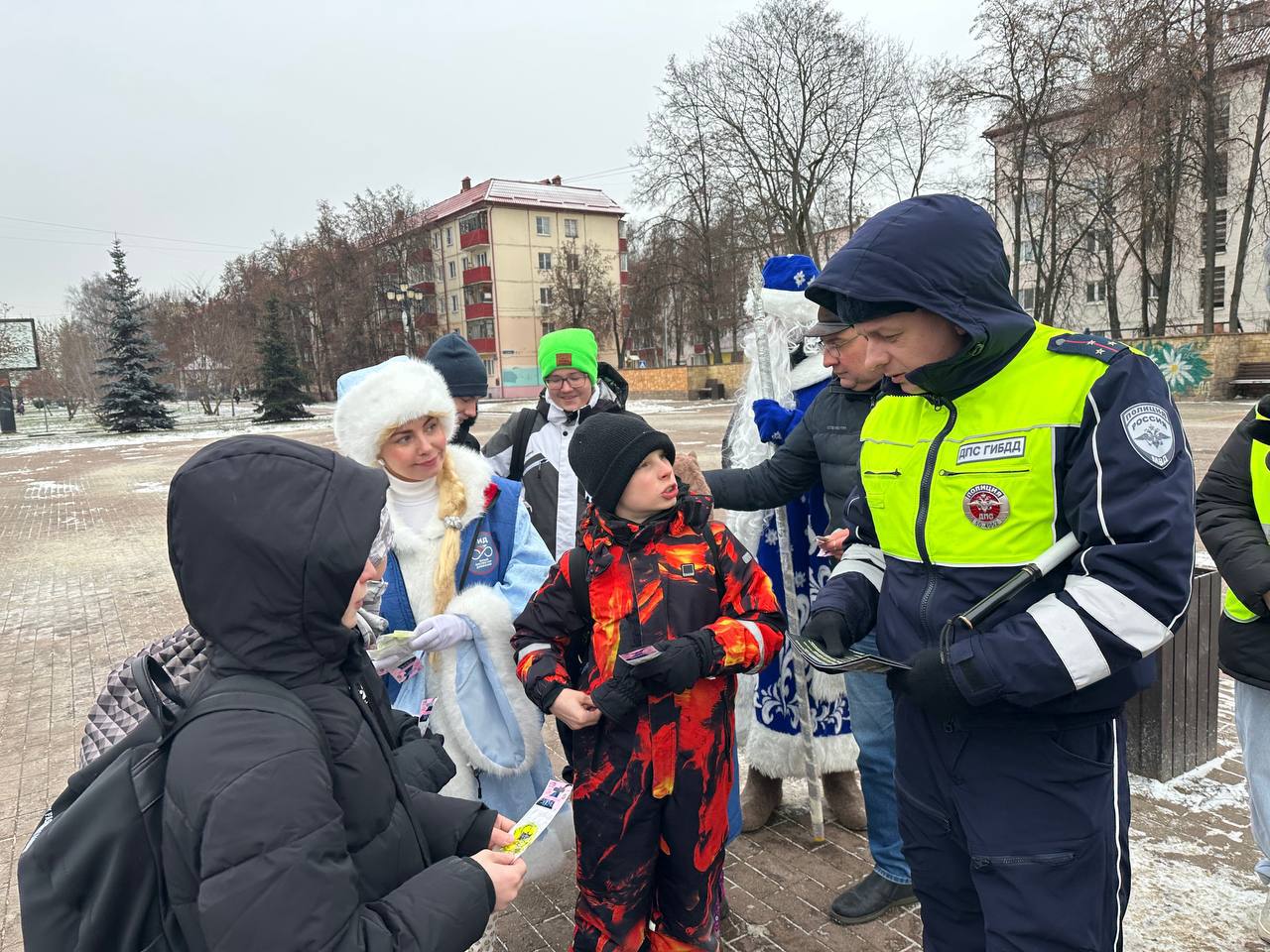 В подмосковном Раменском Госавтоинспекция и «Полицейский Дед Мороз» продолжают напоминать о безопасности В подмосковном Раменском Госавтоинспекция и «Полицейский Дед Мороз» продолжают напоминать о безопасности
