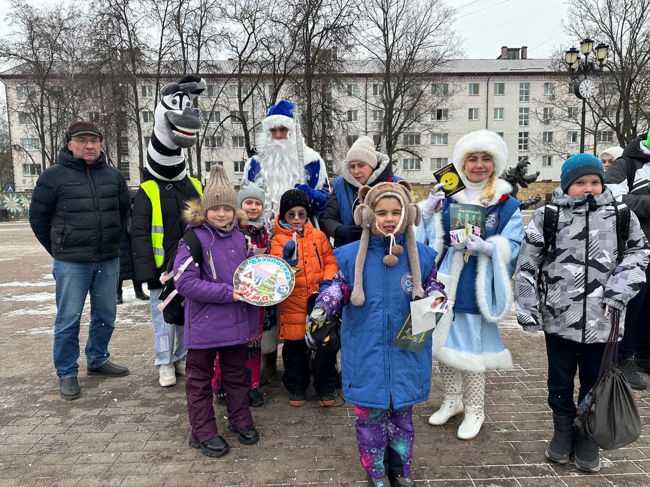 В подмосковном Раменском Госавтоинспекция и «Полицейский Дед Мороз» продолжают напоминать о безопасности В подмосковном Раменском Госавтоинспекция и «Полицейский Дед Мороз» продолжают напоминать о безопасности