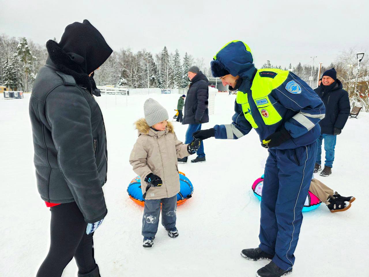 Сотрудники Госавтоинспекции г.о. «Власиха» провели информационное мероприятие «Безопасные горки» Сотрудники Госавтоинспекции г.о. «Власиха» провели информационное мероприятие «Безопасные горки»