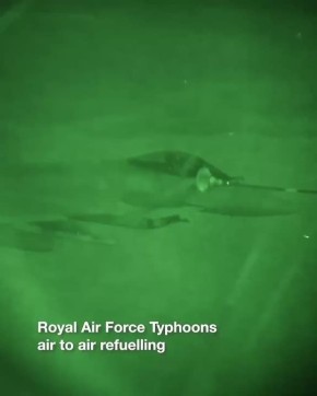 На видео, опубликованном министерством обороны Великобритании, видно, как самолет-заправщик Voyager KC2 заправляет пару истребителей Eurofighter Typhoon FGR4 Королевских ВВС во время совместного с Францией удара по ИГИЛ в...