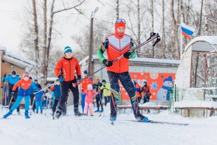 Учимся у профессионала. На лыжной базе Дворца спорта «Восток» состоялась тренировка с профессиональным лыжником Антоном Тимашовым