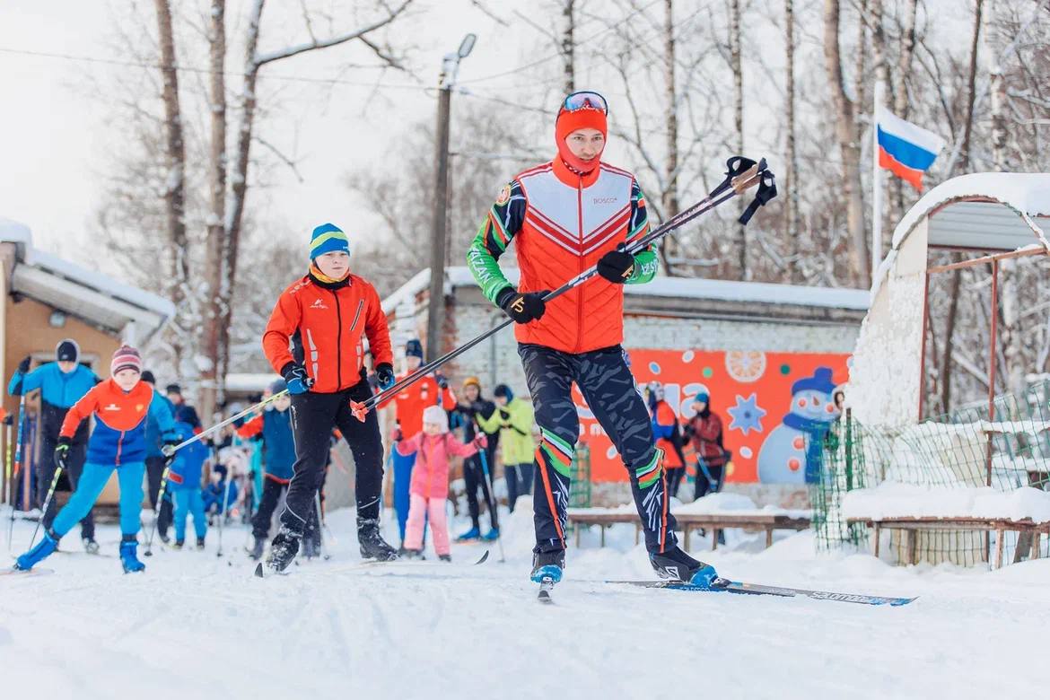 Учимся у профессионала. На лыжной базе Дворца спорта «Восток» состоялась тренировка с профессиональным лыжником Антоном Тимашовым
