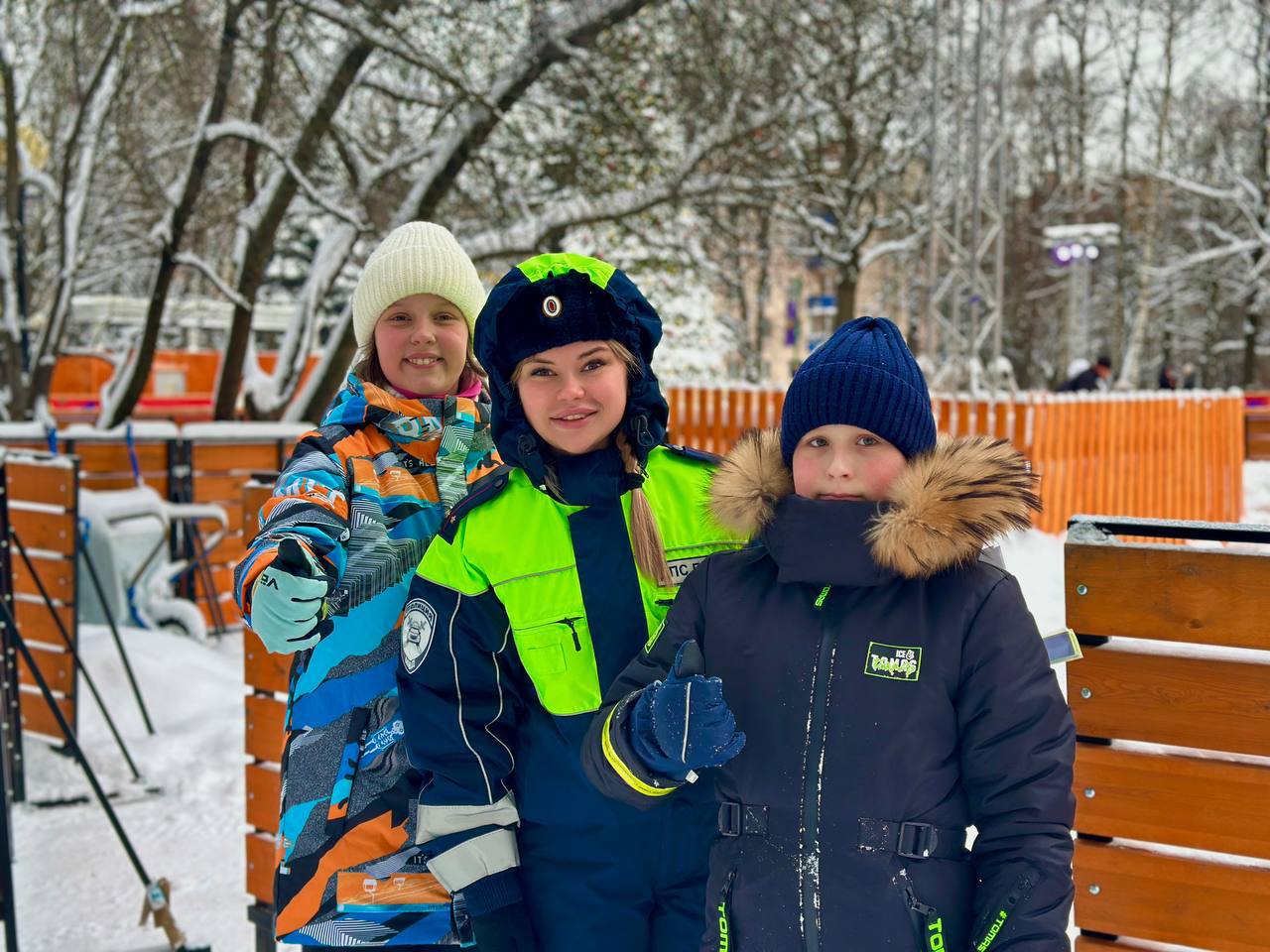 Полицейские Химок провели беседу с пешеходами на тему дорожной безопасности Полицейские Химок провели беседу с пешеходами на тему дорожной безопасности