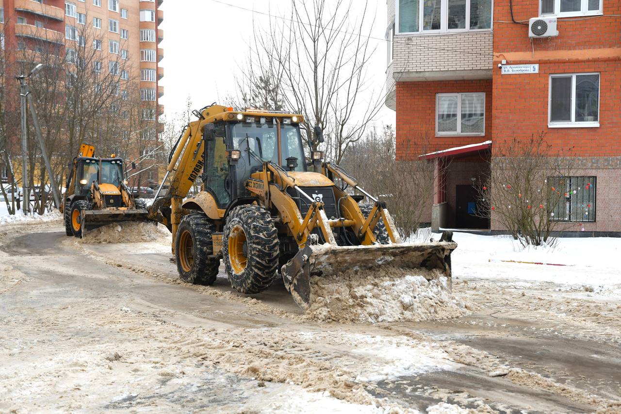 Наши коммунальные и дорожные службы продолжают ликвидировать последствия снегопадов Наши коммунальные и дорожные службы продолжают ликвидировать последствия снегопадов