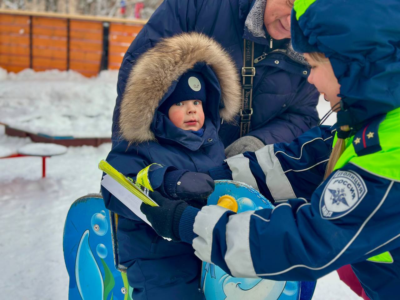 Полицейские Химок провели беседу с пешеходами на тему дорожной безопасности Полицейские Химок провели беседу с пешеходами на тему дорожной безопасности