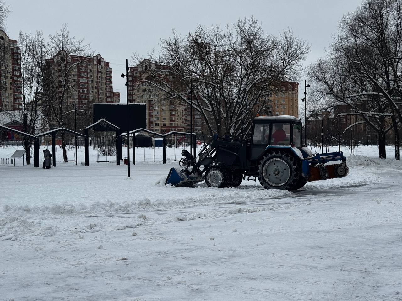 В парках Долгопрудного уборка идёт с 6 утра