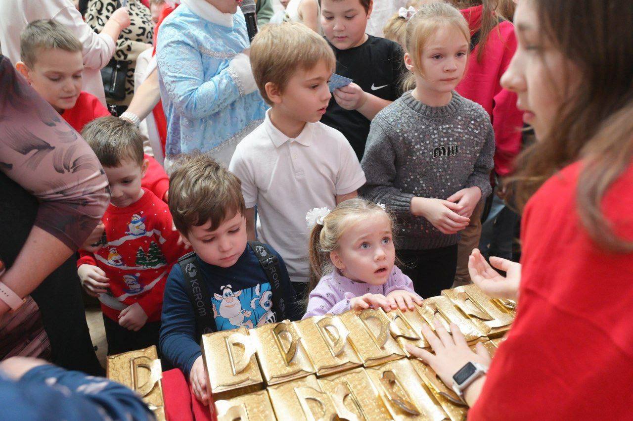 В Хотькове в КЦ «Елизавета Мамонтова» состоялось новогоднее представление для детей семей участников СВО В Хотькове в КЦ «Елизавета Мамонтова» состоялось новогоднее представление для детей семей участников СВО