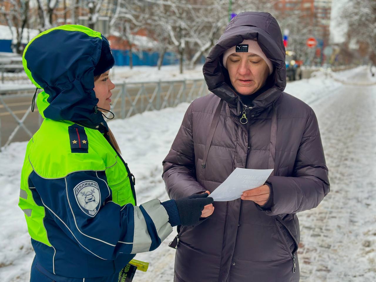 Полицейские Химок провели беседу с пешеходами на тему дорожной безопасности Полицейские Химок провели беседу с пешеходами на тему дорожной безопасности