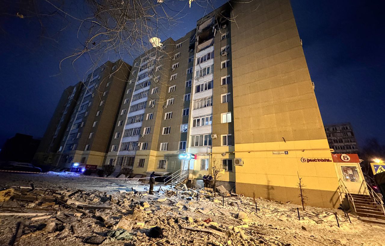 Фото с места возгорания в квартире многоэтажного дома в Твери после падения обломка БПЛА опубликовал врио губернатора Тверской области Виталий Королёв