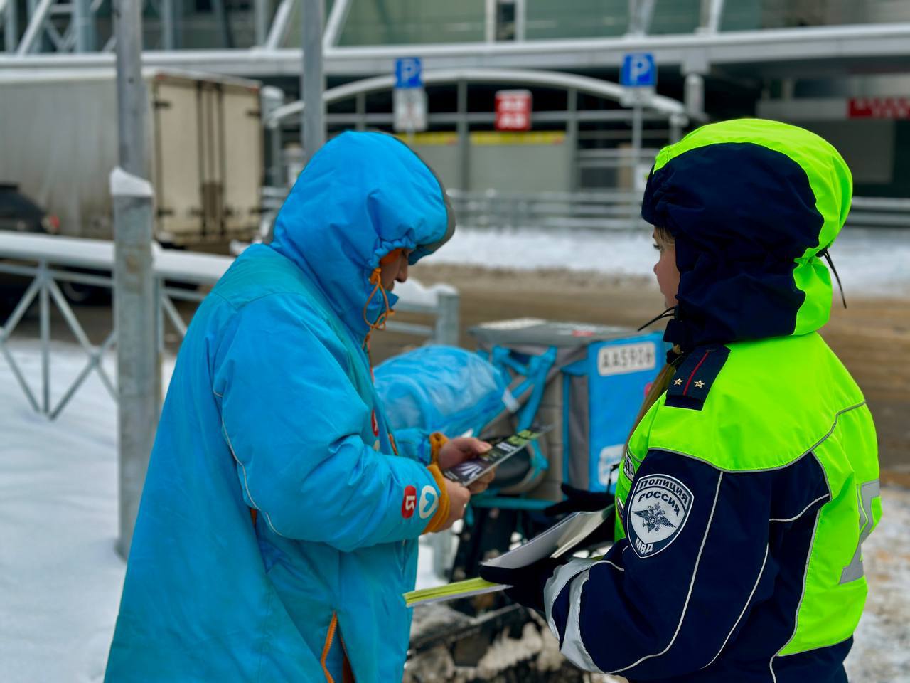 Полицейские Химок провели беседу с пешеходами на тему дорожной безопасности Полицейские Химок провели беседу с пешеходами на тему дорожной безопасности