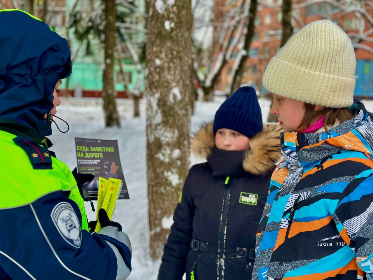 Полицейские Химок провели беседу с пешеходами на тему дорожной безопасности Полицейские Химок провели беседу с пешеходами на тему дорожной безопасности