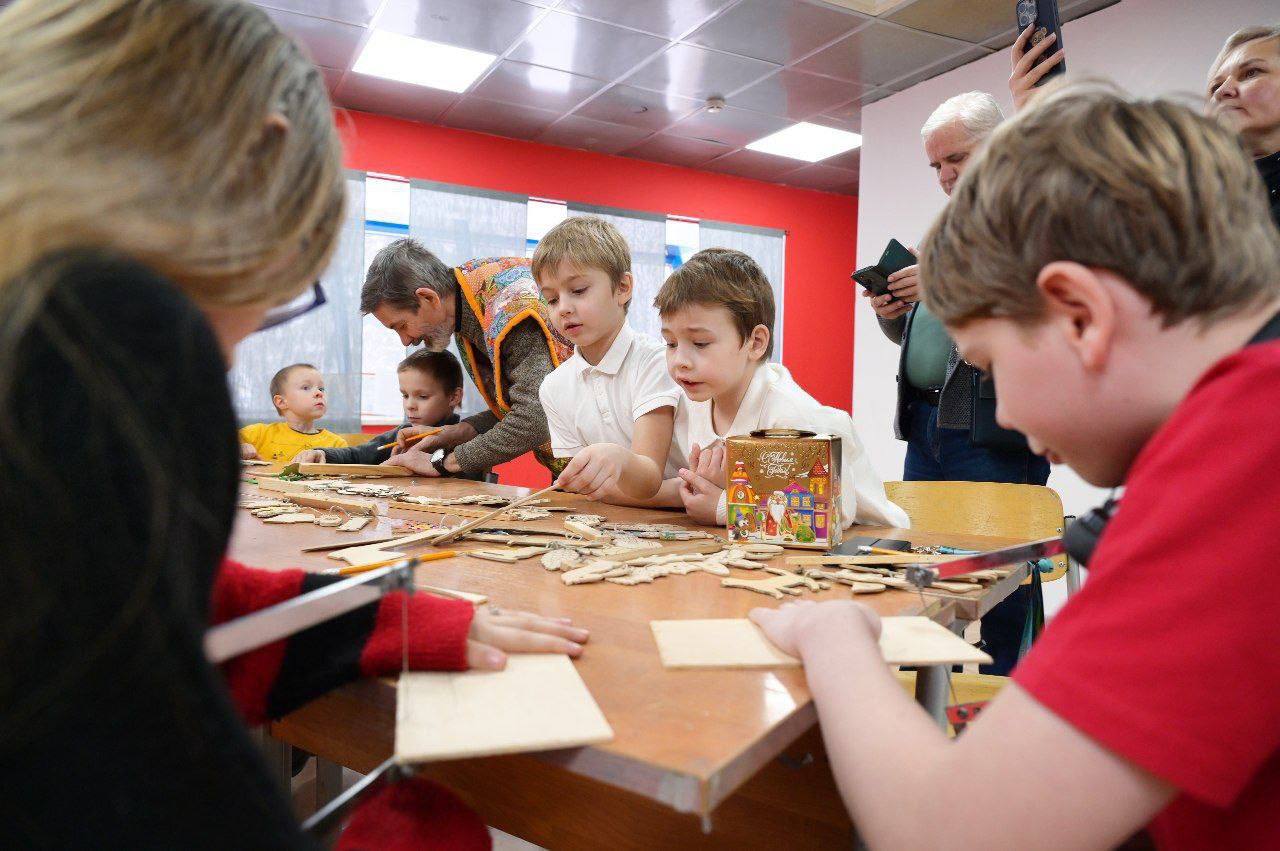 В Хотькове в КЦ «Елизавета Мамонтова» состоялось новогоднее представление для детей семей участников СВО В Хотькове в КЦ «Елизавета Мамонтова» состоялось новогоднее представление для детей семей участников СВО