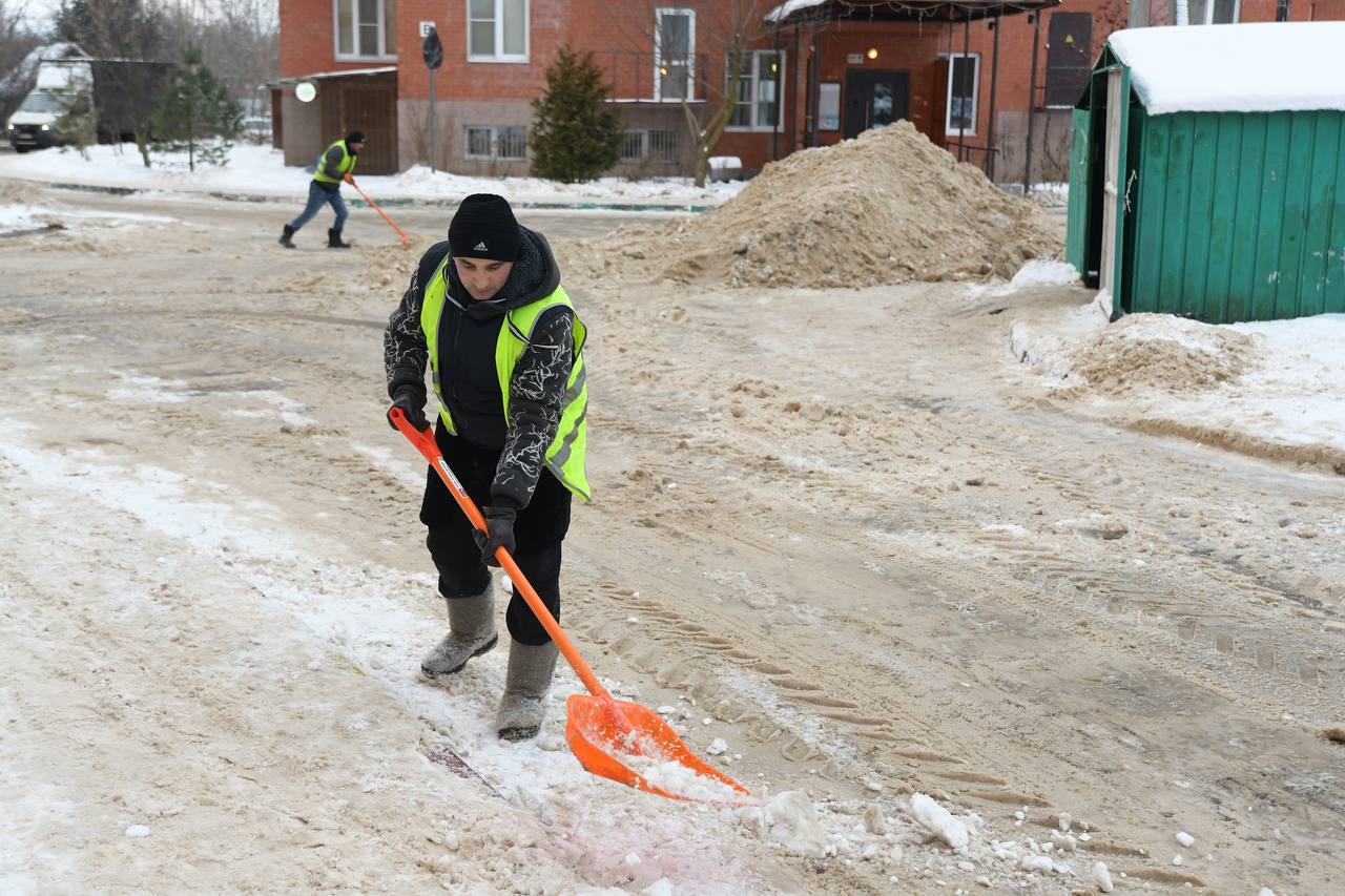 Наши коммунальные и дорожные службы продолжают ликвидировать последствия снегопадов Наши коммунальные и дорожные службы продолжают ликвидировать последствия снегопадов