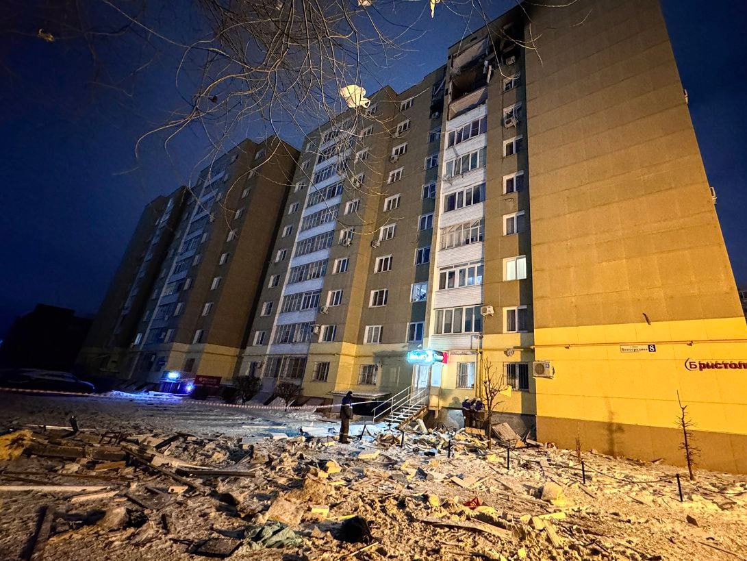 Фото из Твери, где обломок беспилотника попал в окно квартиры, публикует правительство области